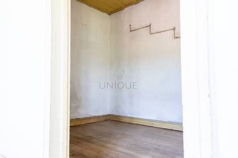 Duas Moradias para Remodelar em Fornos, Castelo de Paiva | Venda Conjunta