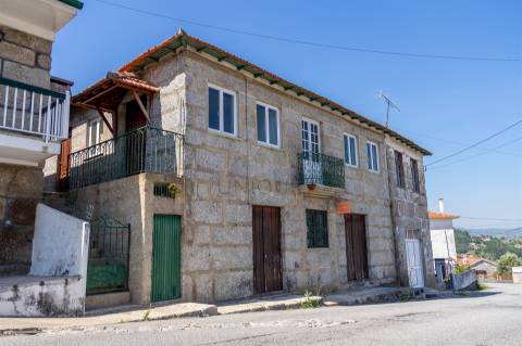 Duas Moradias para Remodelar em Fornos, Castelo de Paiva | Venda Conjunta