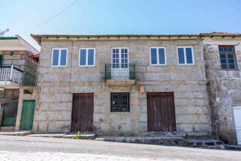 Duas Moradias para Remodelar em Fornos, Castelo de Paiva | Venda Conjunta
