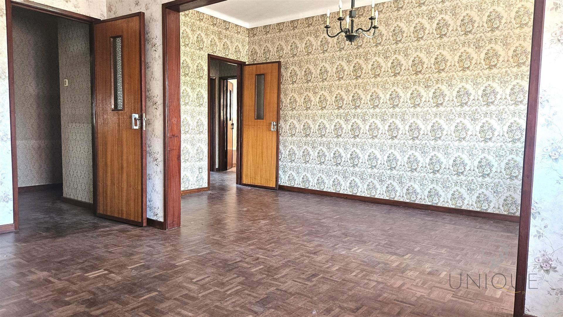 Moradia de Rés-do-chão e 1ºAndar Licença Habitação e Comércio, 3 entradas independentes São Bernardo