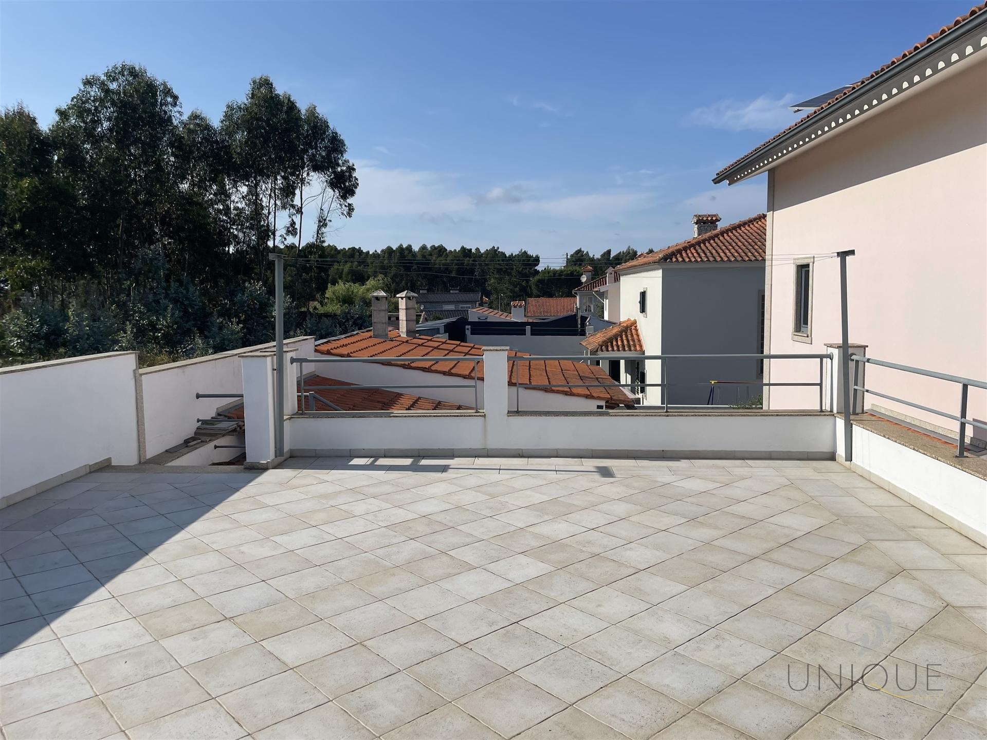 Moradia T4 com Garagem Fechada, Jardim e Terraço a 5 minutos do Centro de Aveiro
