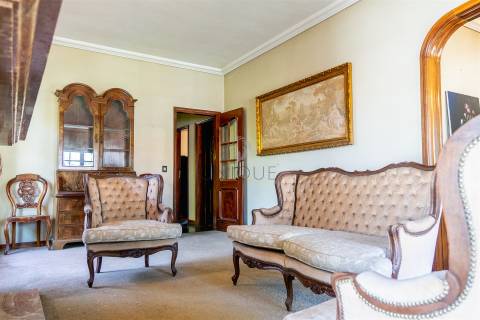 Moradia em Oliveirinha, Aveiro | 5 Quartos, 1220m² de Terreno e Grande Potencial