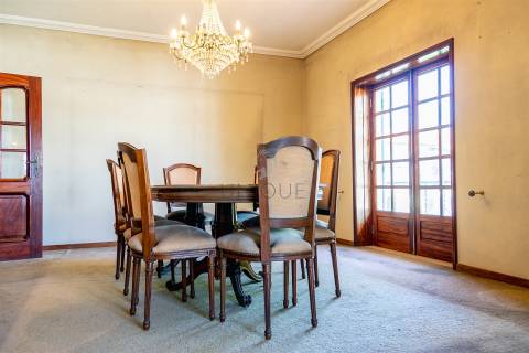 Moradia em Oliveirinha, Aveiro | 5 Quartos, 1220m² de Terreno e Grande Potencial