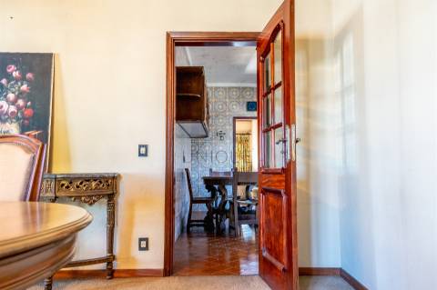 Moradia em Oliveirinha, Aveiro | 5 Quartos, 1220m² de Terreno e Grande Potencial