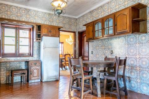 Moradia em Oliveirinha, Aveiro | 5 Quartos, 1220m² de Terreno e Grande Potencial