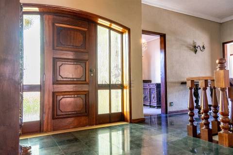 Moradia em Oliveirinha, Aveiro | 5 Quartos, 1220m² de Terreno e Grande Potencial