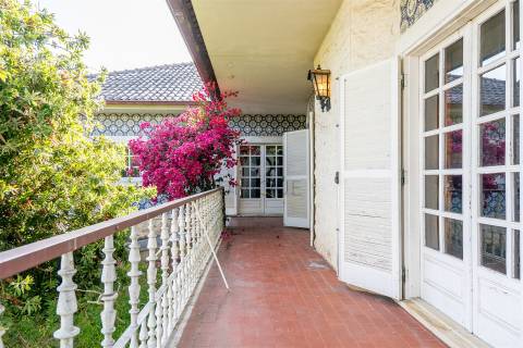 Moradia em Oliveirinha, Aveiro | 5 Quartos, 1220m² de Terreno e Grande Potencial