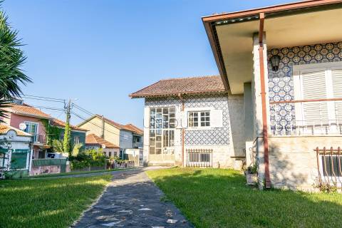 Moradia em Oliveirinha, Aveiro | 5 Quartos, 1220m² de Terreno e Grande Potencial