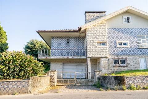 Moradia em Oliveirinha, Aveiro | 5 Quartos, 1220m² de Terreno e Grande Potencial