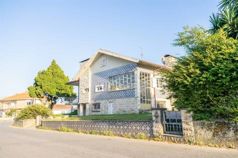 Moradia em Oliveirinha, Aveiro | 5 Quartos, 1220m² de Terreno e Grande Potencial