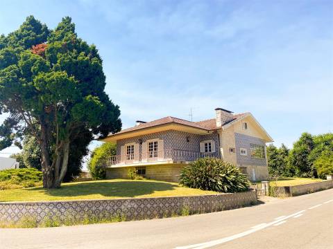 Moradia em Oliveirinha, Aveiro | 5 Quartos, 1220m² de Terreno e Grande Potencial