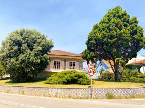 Moradia em Oliveirinha, Aveiro | 5 Quartos, 1220m² de Terreno e Grande Potencial