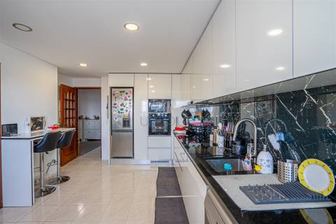 Apartamento T3+2 Duplex no centro de Vagos | Remodelado com garagem