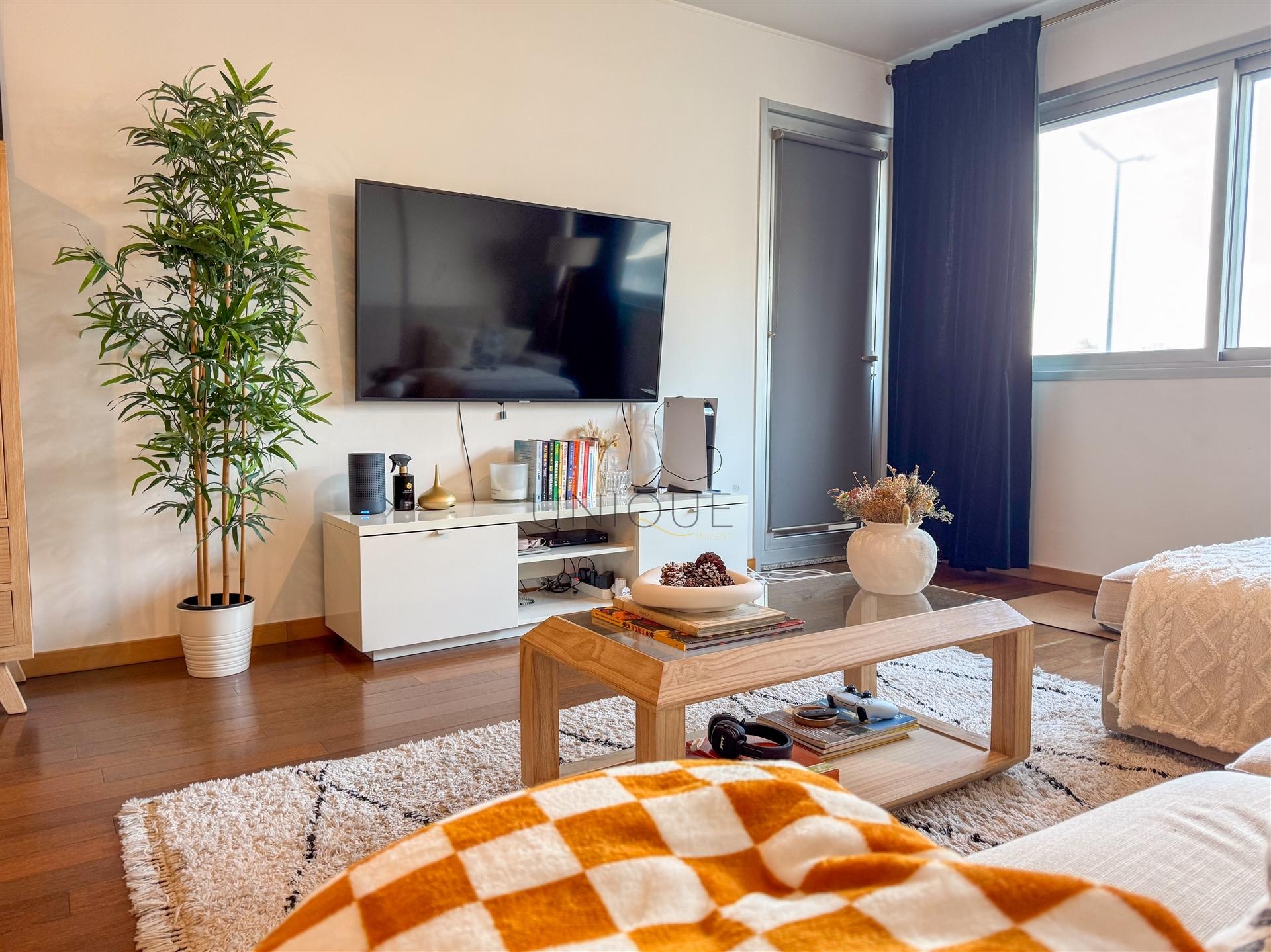 T2 Moderno para Arrendamento – Mobilado e com Garagem | Centro da Cidade