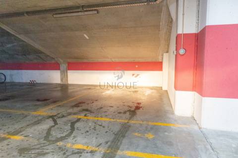 Apartamento T2 com garagem e arrumos no centro de Aveiro