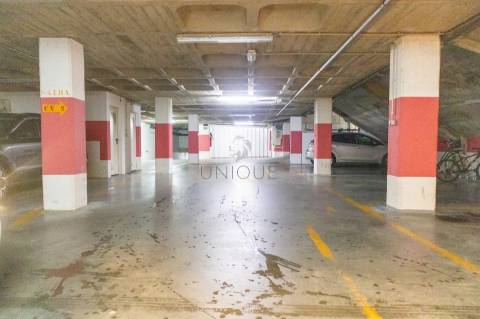 Apartamento T2 com garagem e arrumos no centro de Aveiro