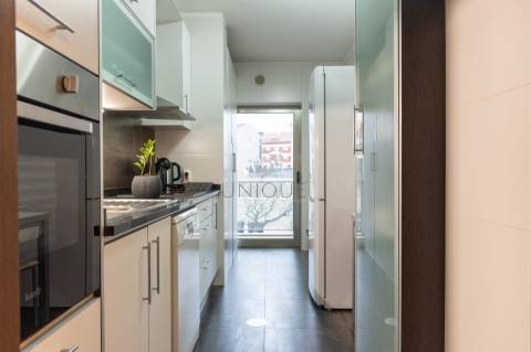 Apartamento T2 com garagem e arrumos no centro de Aveiro