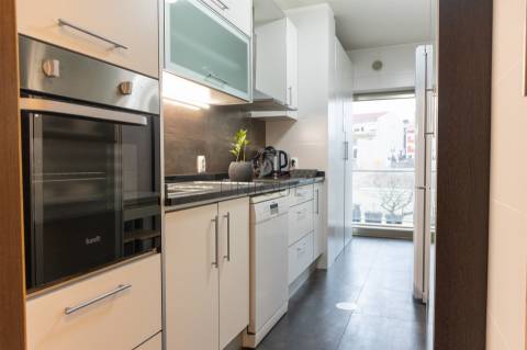 Apartamento T2 com garagem e arrumos no centro de Aveiro