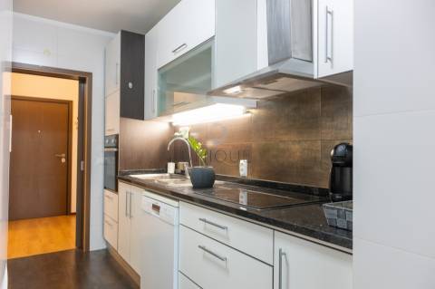 Apartamento T2 com garagem e arrumos no centro de Aveiro