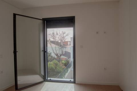 T3 Novo com Terraço Privativo: O Refúgio Perfeito no Centro de Esgueira