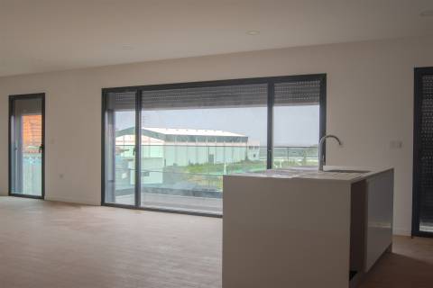 T3 Novo com Terraço Privativo: O Refúgio Perfeito no Centro de Esgueira