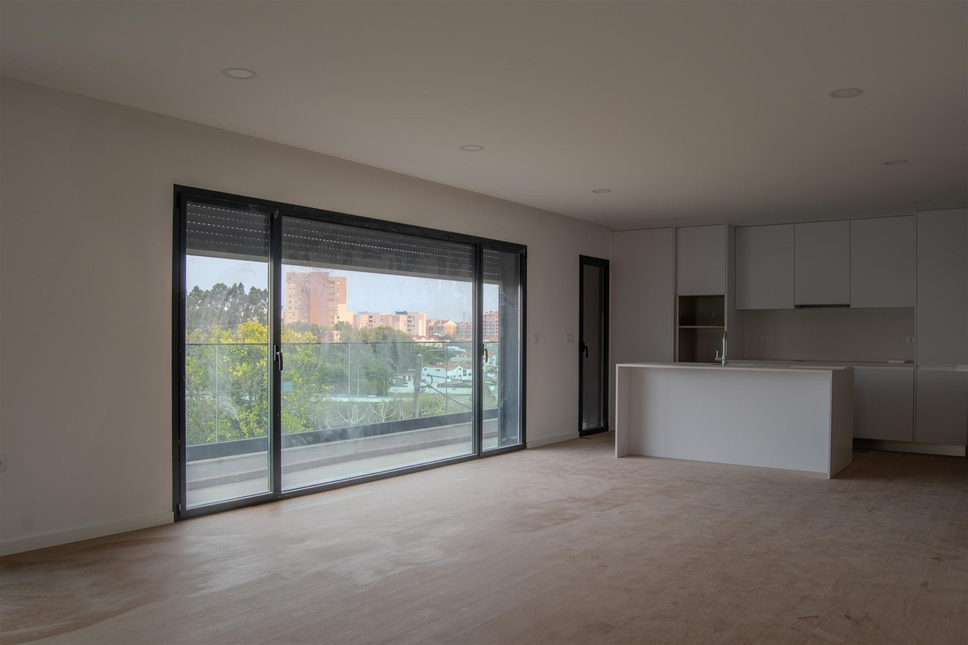 T3 Novo com Terraço Privativo: O Refúgio Perfeito no Centro de Esgueira