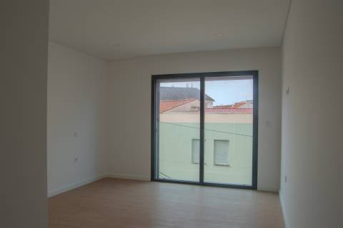 T3 Novo com Terraço Privativo: O Refúgio Perfeito no Centro de Esgueira