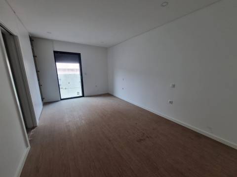 T3 Novo com Terraço Privativo: O Refúgio Perfeito no Centro de Esgueira