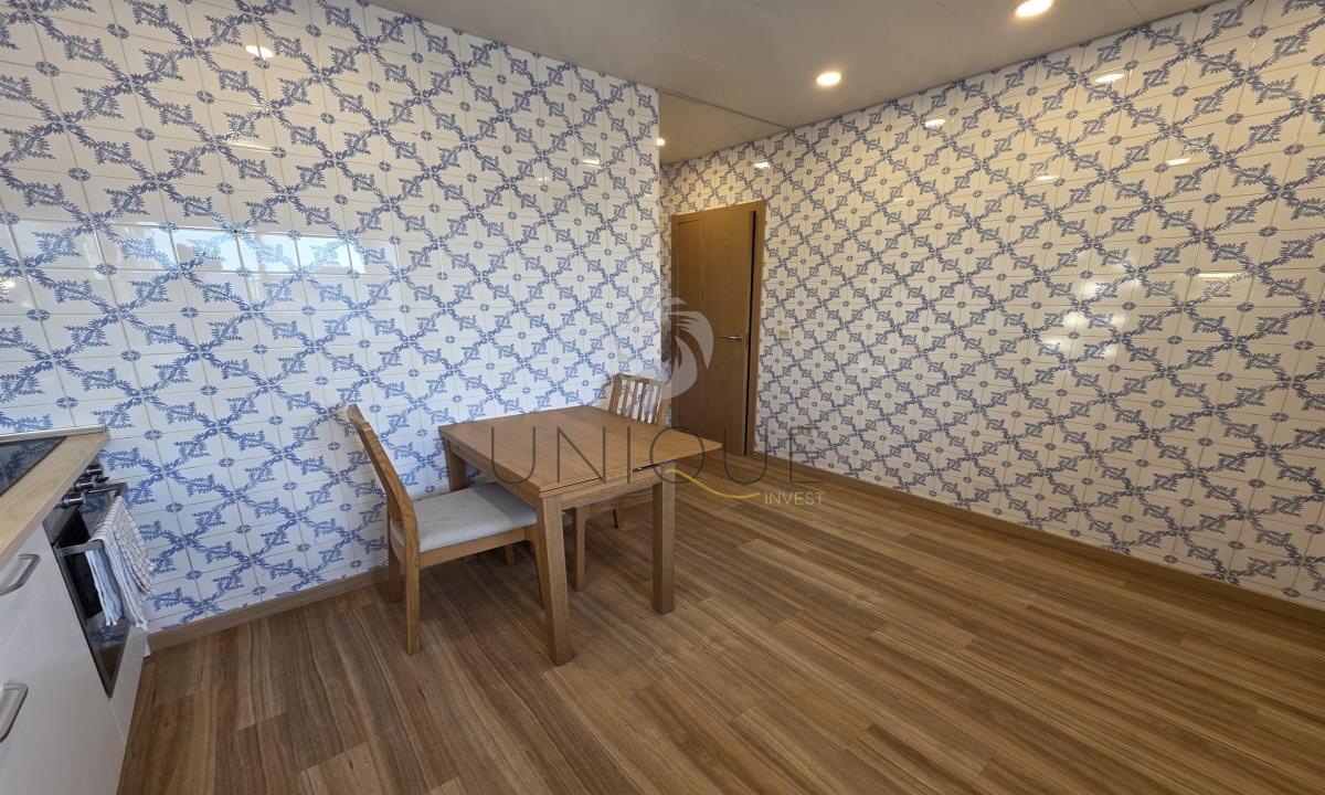 Apartamento T2, remodelado, com garagem fechada em Santa Joana