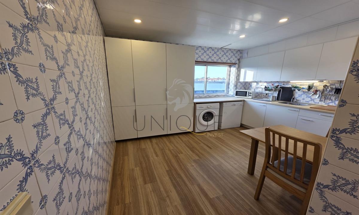 Apartamento T2, remodelado, com garagem fechada em Santa Joana