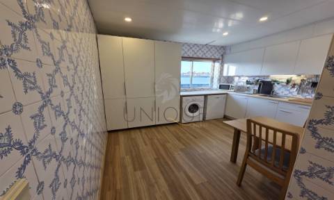Apartamento T2, remodelado, com garagem fechada em Santa Joana