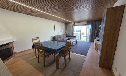 Apartamento T2, remodelado, com garagem fechada em Santa Joana