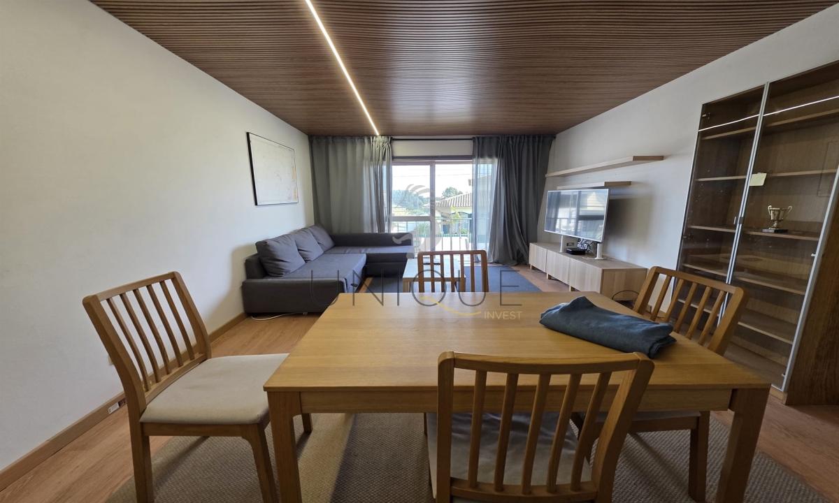 Apartamento T2, remodelado, com garagem fechada em Santa Joana