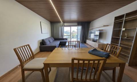 Apartamento T2, remodelado, com garagem fechada em Santa Joana