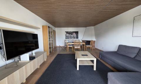 Apartamento T2, remodelado, com garagem fechada em Santa Joana
