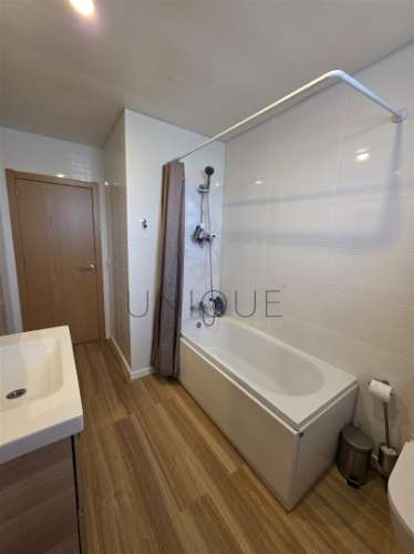 Apartamento T2, remodelado, com garagem fechada em Santa Joana