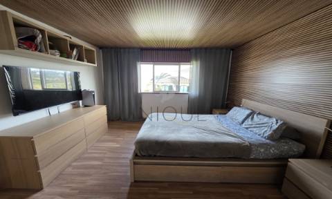 Apartamento T2, remodelado, com garagem fechada em Santa Joana