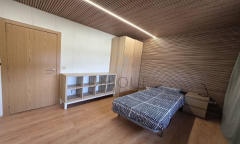 Apartamento T2, remodelado, com garagem fechada em Santa Joana