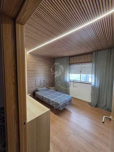 Apartamento T2, remodelado, com garagem fechada em Santa Joana