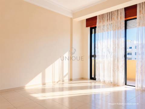 Apartamento T1 com Vista Mar, Elevador e Quarteira