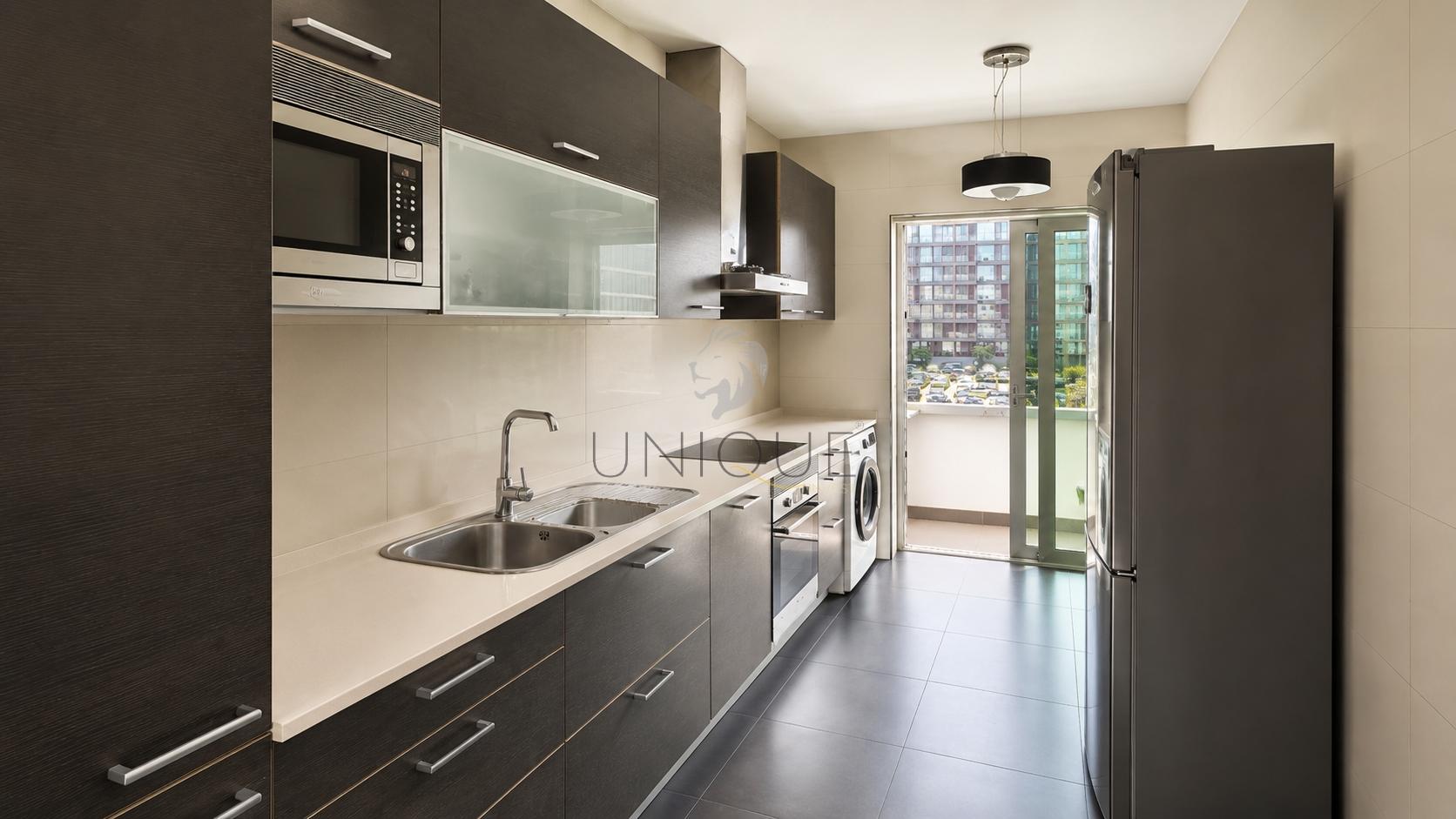 Apartamento T2 com varandas, estacionamento e arrumo - Cais da Fonte Nova