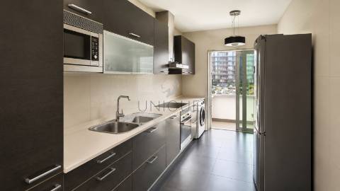 Apartamento T2 com varandas, estacionamento e arrumo - Cais da Fonte Nova