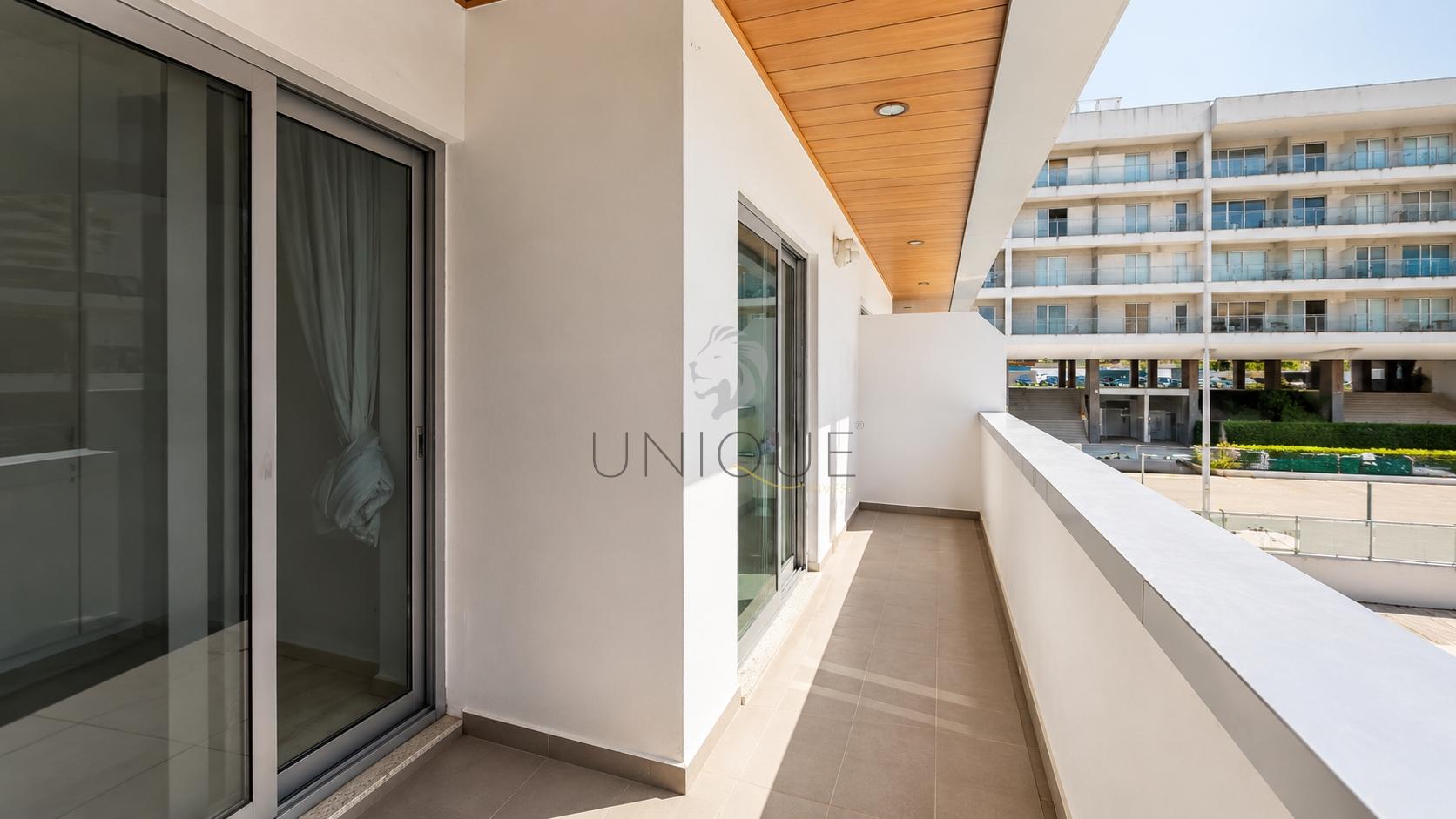 Apartamento T2 com varandas, estacionamento e arrumo - Cais da Fonte Nova