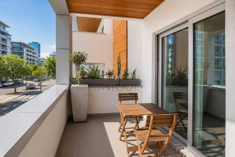 Apartamento T2 com varandas, estacionamento e arrumo - Cais da Fonte Nova