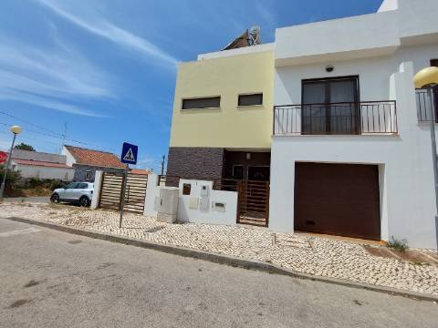 Moradia V3 com piscina para venda