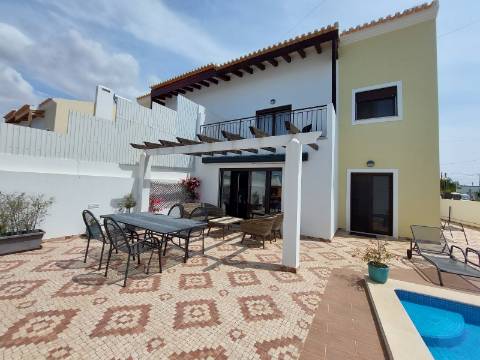 Moradia V3 com piscina para venda