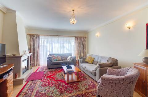 Fantástica Moradia V4 em Altura