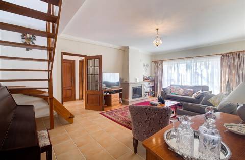 Fantástica Moradia V4 em Altura