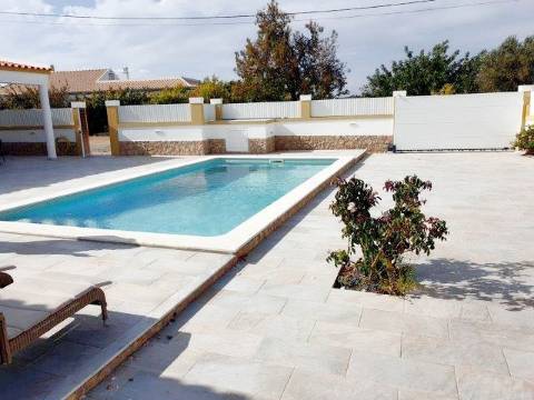 Moradia V3 + anexo para venda em VN Cacela