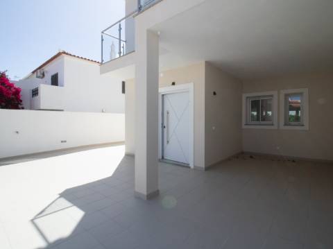 Moradia Moderna com Piscina a 5 Minutos das Praias de Altura